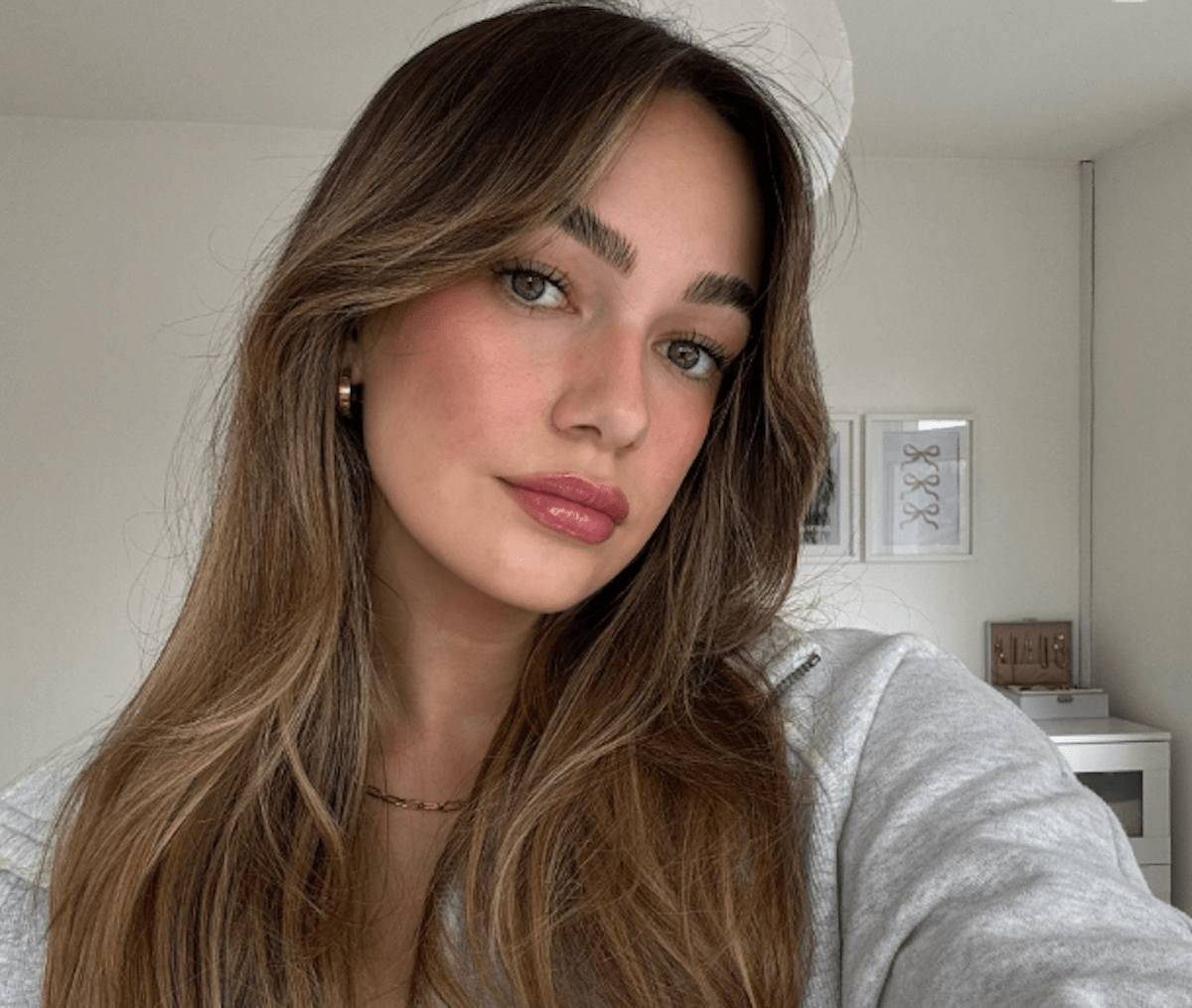 “Express your dream life,” says Kami Sofia in two-piece workout gear