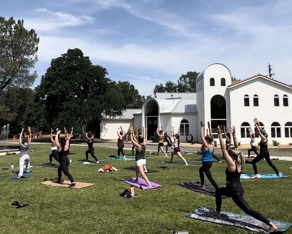 Take a pose!Fusion of yoga and health