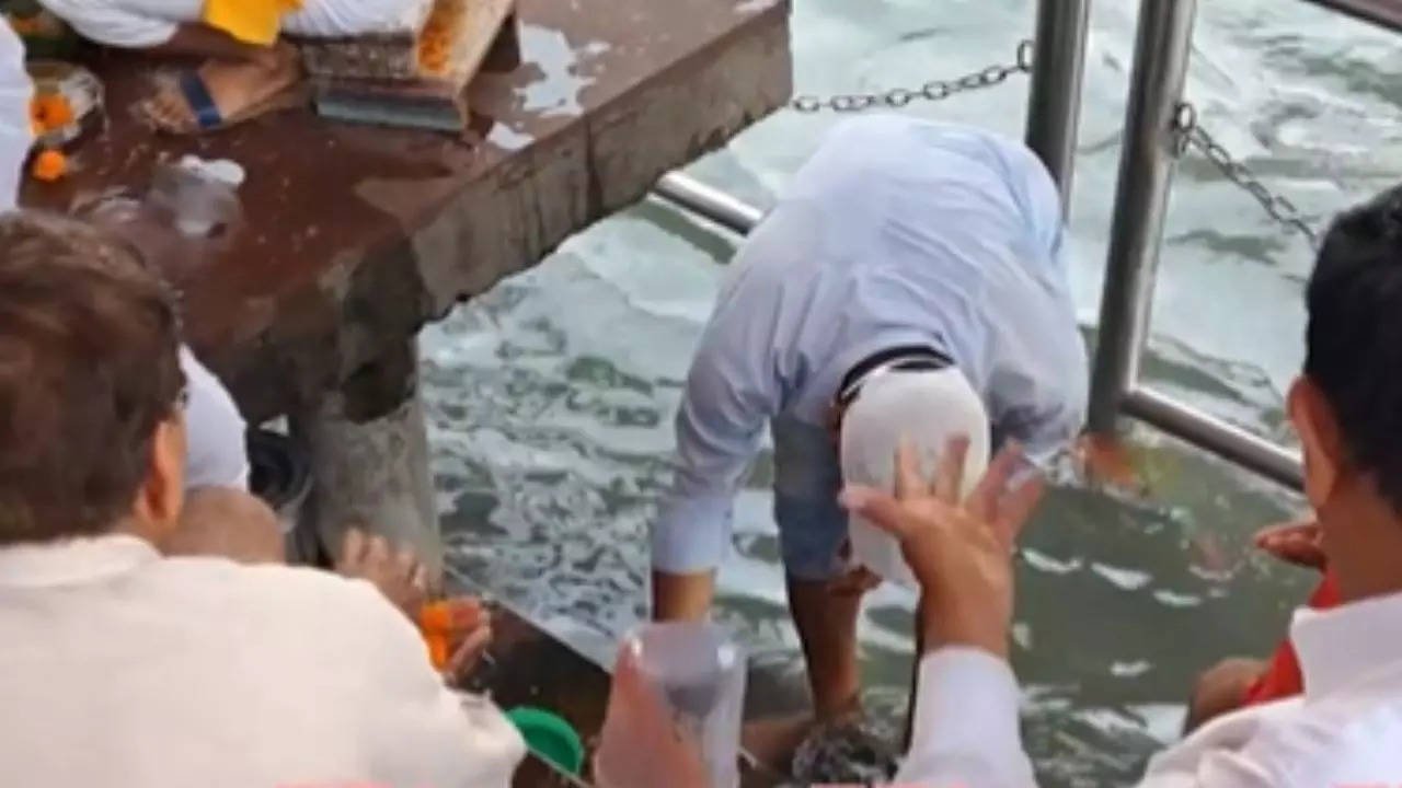 Pakistani Hindus go on a spiritual journey in Haridwar and bury their ancestors’ ashes in the Ganga | Dehradun News