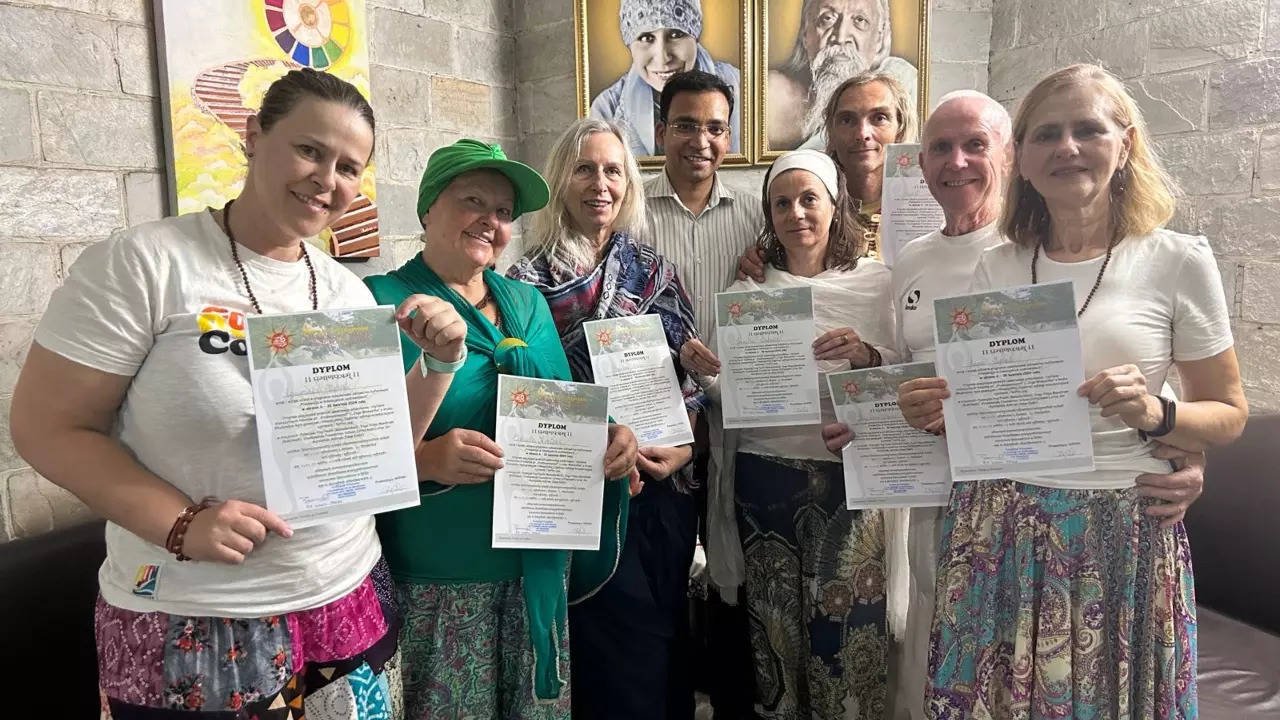 Polish participants attend yoga meditation retreat in India