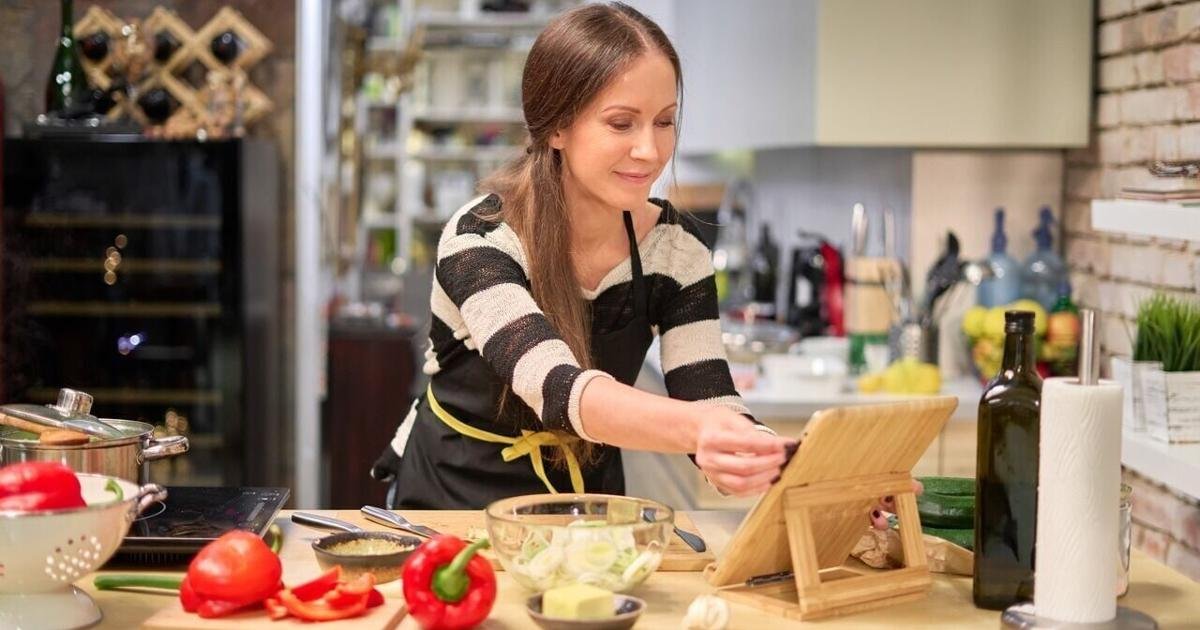 Consumers are clipping coupons and copying recipes as restaurant prices soar | Texas News