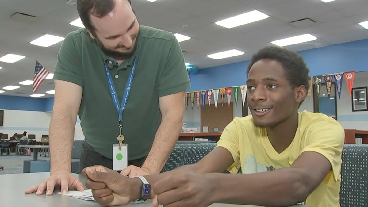 Hillcrest High School uses heart rate monitors to measure students’ stress levels – NBC Chicago